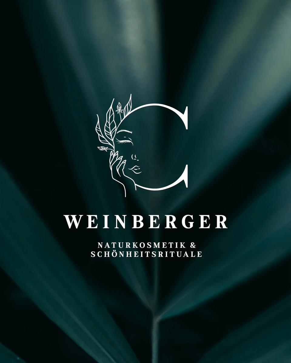 Logo mit Blätterhintergrund Weinberger – Naturkosmetik & Schönheitsrituale 