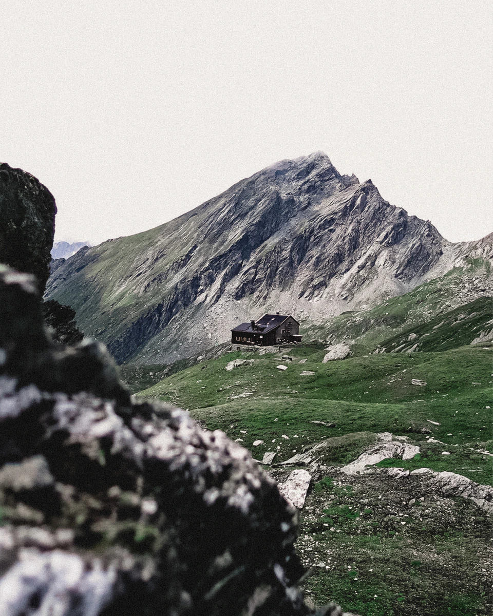 Bild von der Sudetendeutsche Hütte in der Landschaft in den Osttiroler Bergen