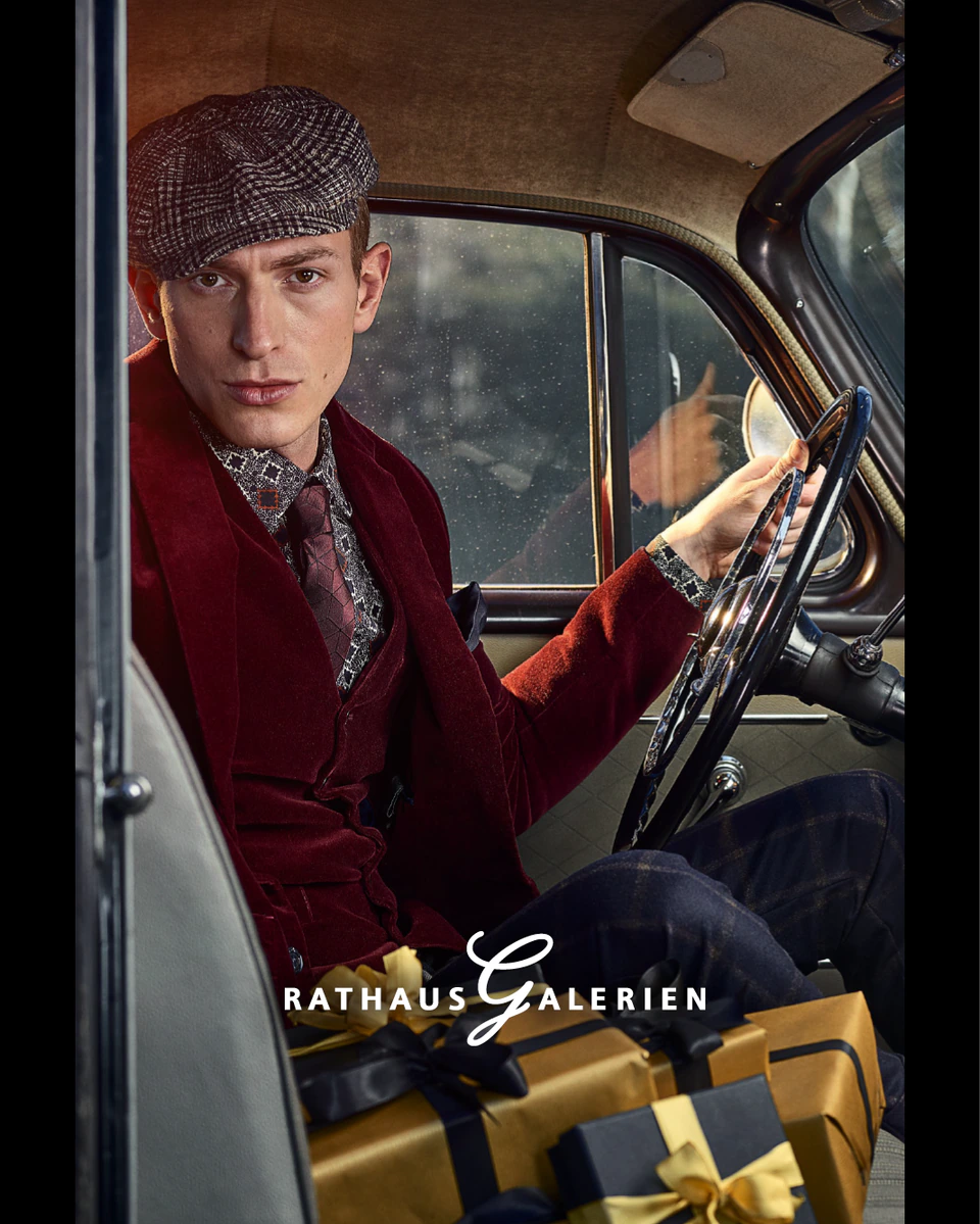 rathausgalerien innsbruck winterkampagne citylights mann schick angezogen in einem retro auto