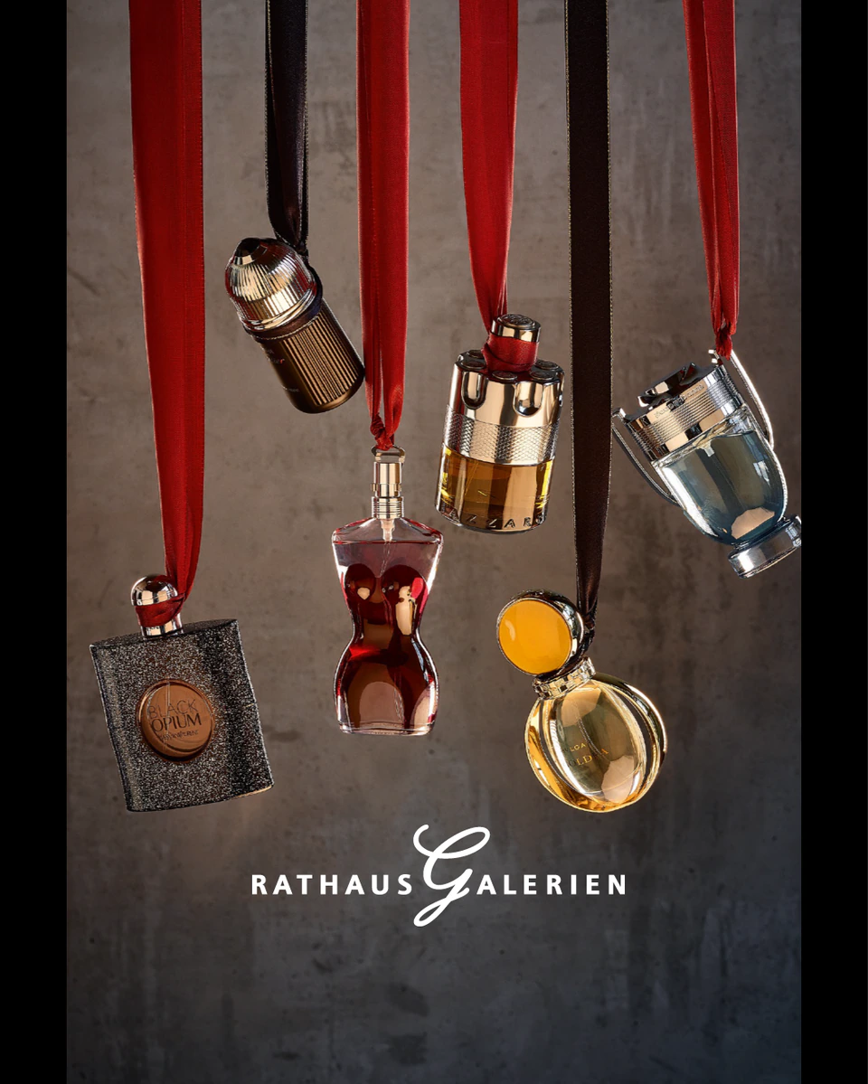 rathausgalerien innsbruck winterkampagne citylights mehrere parfum flacons an geschenksbänder aufgehängt stillfotografie