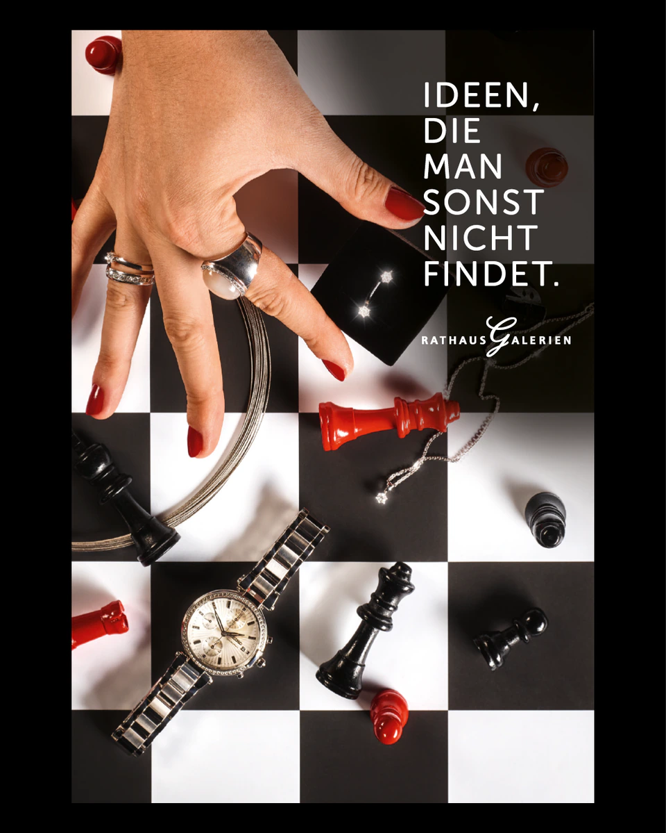 rathausgalerien innsbruck winterkampagne citylights stillfotografie mit schmuck und schachbrett