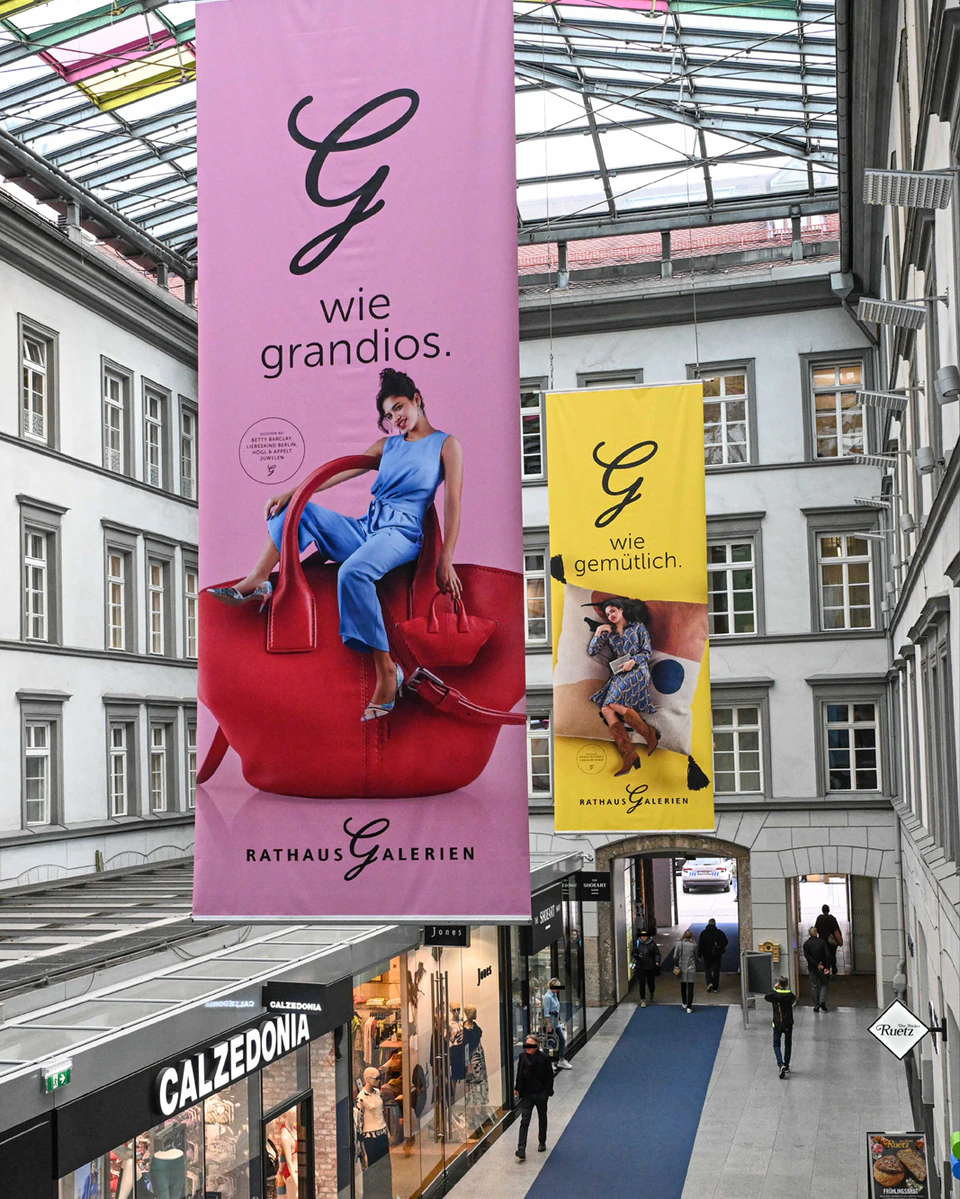 rathausgalerien innsbruck frühjahrskampagne pos große fahnen in der einkaufsmall