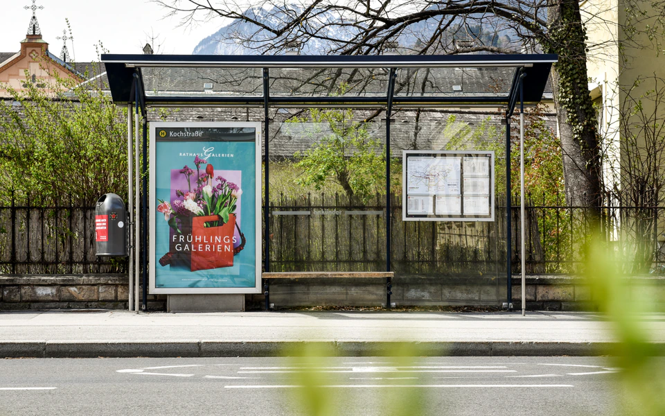 rathausgalerien innsbruck frühjahrskampagne citylights in innsbruck mit liebeskind tasche und blumen