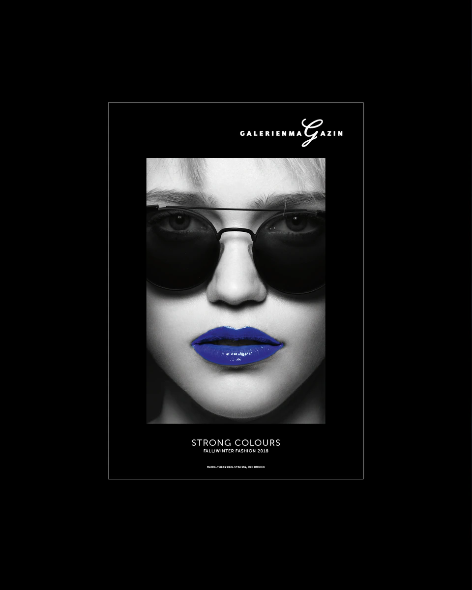 rathausgalerien innsbruck winterkampagne magazin cover schwarz weiß porträt von einer frau mit sonnenbrille und blauen lippen