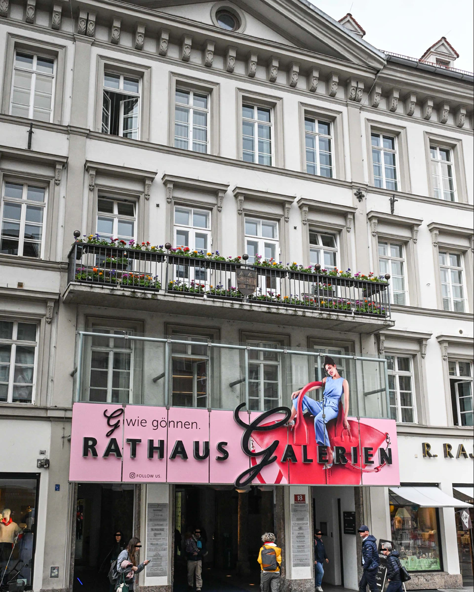 rathausgalerien innsbruck frühjahrskampagne pos einkaufsmall eingang große beklebung auf der maria-theresien-straße